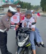 Sambut HUT RI ke 80 Satlantas Polres Pelalawan Bagikan Bendera ke Pelintas di Tugu Bono