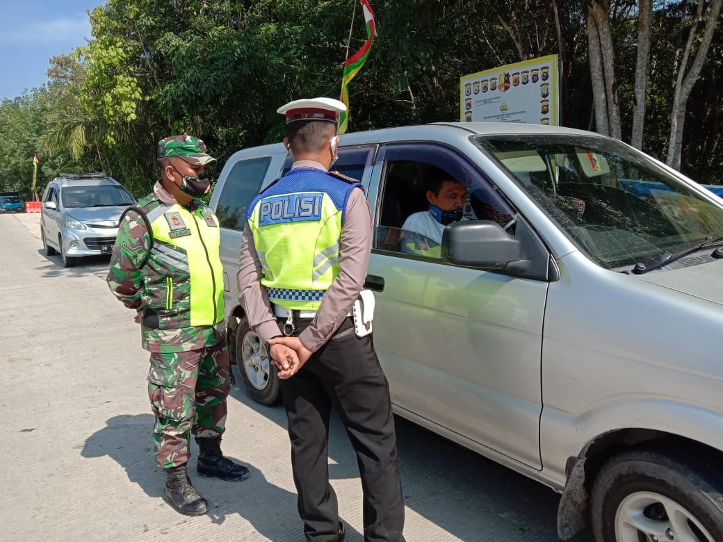 Cegah Covid, Uuk Sudarijanto Cek Suhu Tubuh Pengendara Di Pospan Maredan