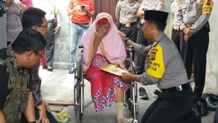 Tim Jum'at Barokah Sambangi Ibu Novrianti Penjual Makanan