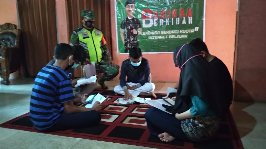 Beri Kuota Internet Gratis, Serda Laila Syahdanur Bimbing Anak Belajar Daring