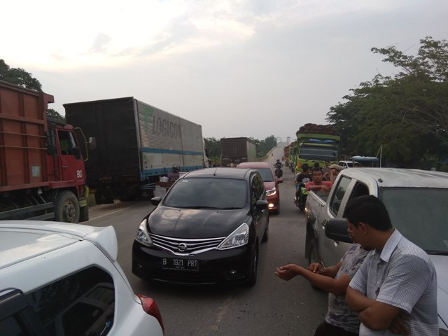 Hentikan Truck Over Kapasitas di Jembatan Maredan, Kemacetan Sampai Satu Kilometer