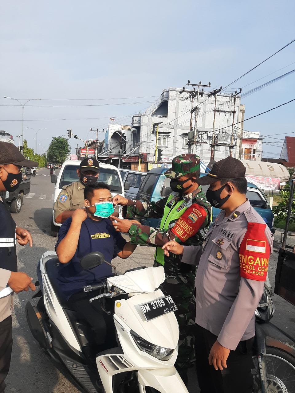 Usai Buat Surat Pernyataan, Serda Sarju Pasangkan Masker ke Pelanggar Prokes