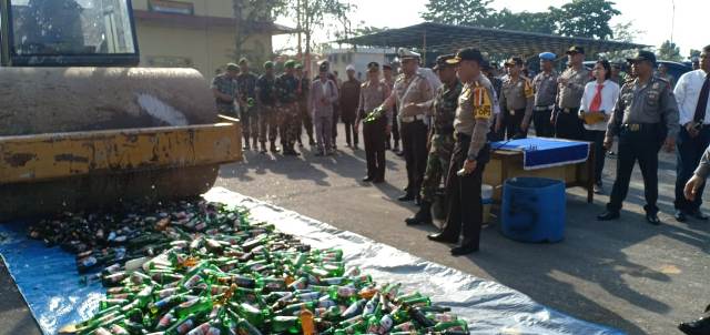 Polres Rokan Hilir Musnahkan 528 Botol Miras Tanpa Izin
