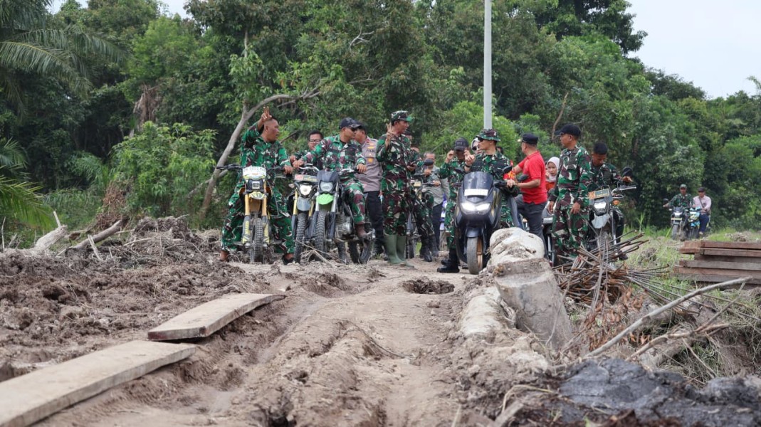 Pastikan Kesiapan Kunjungan Tim Wasev Mabesad, Dandim 0313/KPR Peninjauan Langsung Sasaran Fisik TMMD di Pangkalan Terap