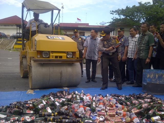 Polres Pelalawan Musnahkan Ribuan BB Minuman Keras