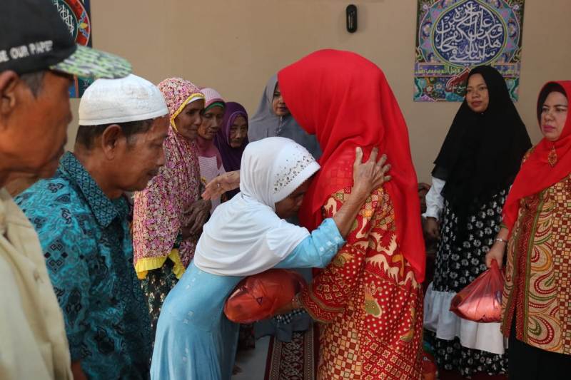 Terima Paket Sembako, Warga Perawang ini Terisak Sambil Peluk Istri Bupati