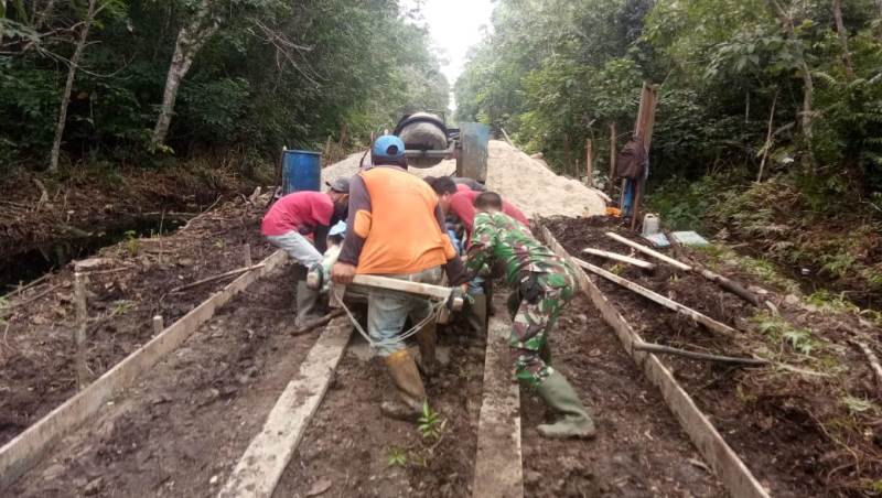 Personil Koramil 07/Bukit Batu Dan Masyarakat Berjibaku Bangun Jalan Parit Medan Api api