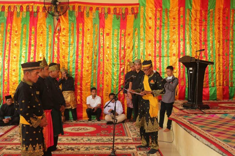 Pengukuhan Pemangku Adat Kampung Sungai Berbari Dihadiri Gubernur Riau