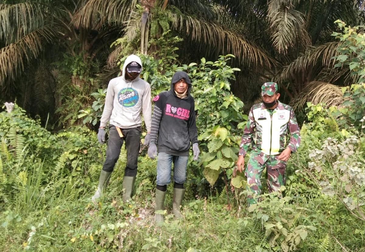 Sertu Abdon Pardosi Beri Pemahaman Kepada Masyarakat Agar Tidak Bakar Sampah Kebun