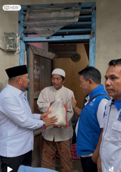 DPD PAN Siak Serahkan 300 Paket Sembako kepada Duafa Siak