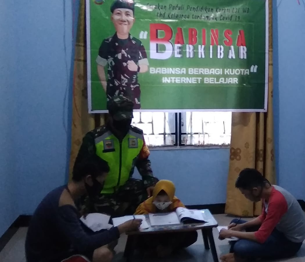 Dirumah Warga, Serda Laila Syahdanur Bimbing Siswa Belajar Daring