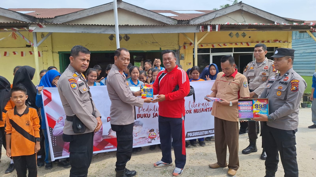 Peduli Pendidikan, Polsubsektor Pelalawan  Serahkan Buku Pelajaran ke Kelas Jauh SMPN I Pelalawan