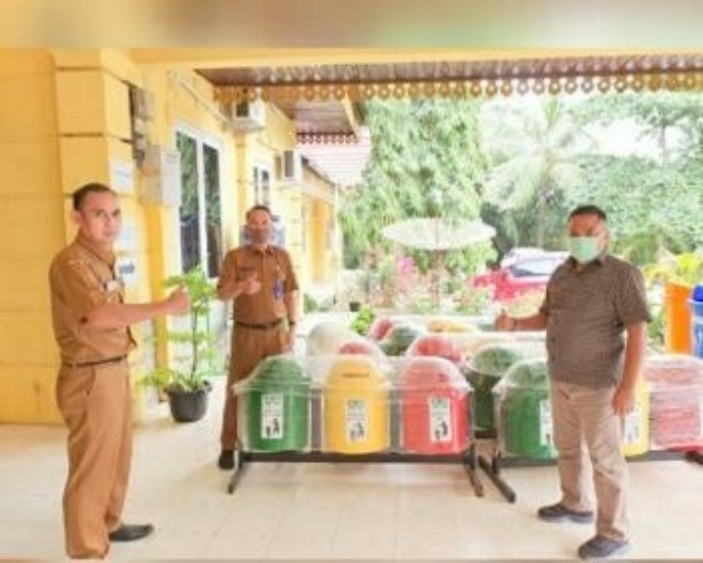 PT Musim Mas Serahkan Bantuan Tong Sampah ke DLH