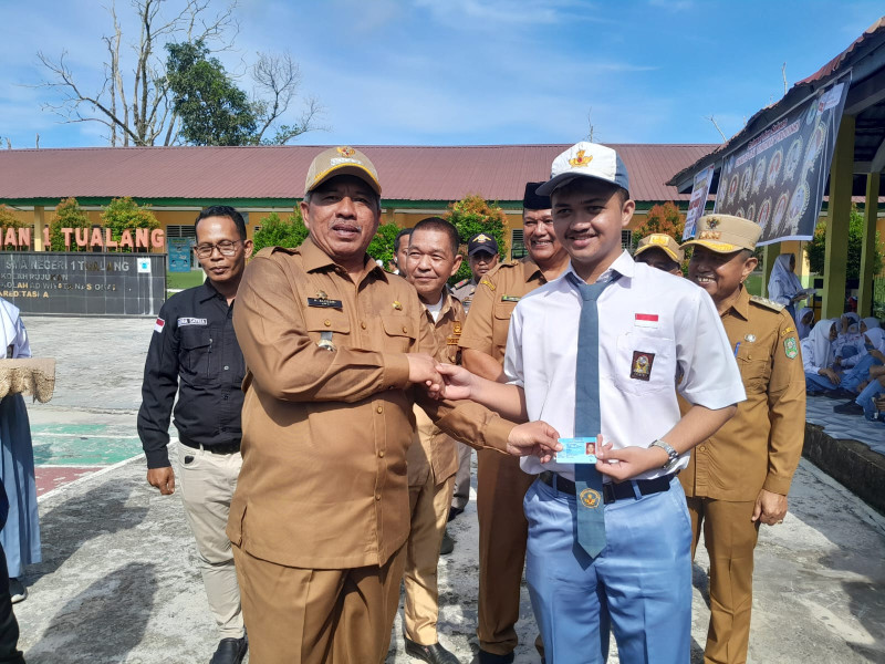 Perekaman E-KTP Sampai ke Sekolah, Siswa SMA 1 Tualang Mengaku Senang, Ini Pertama Di Indonesia