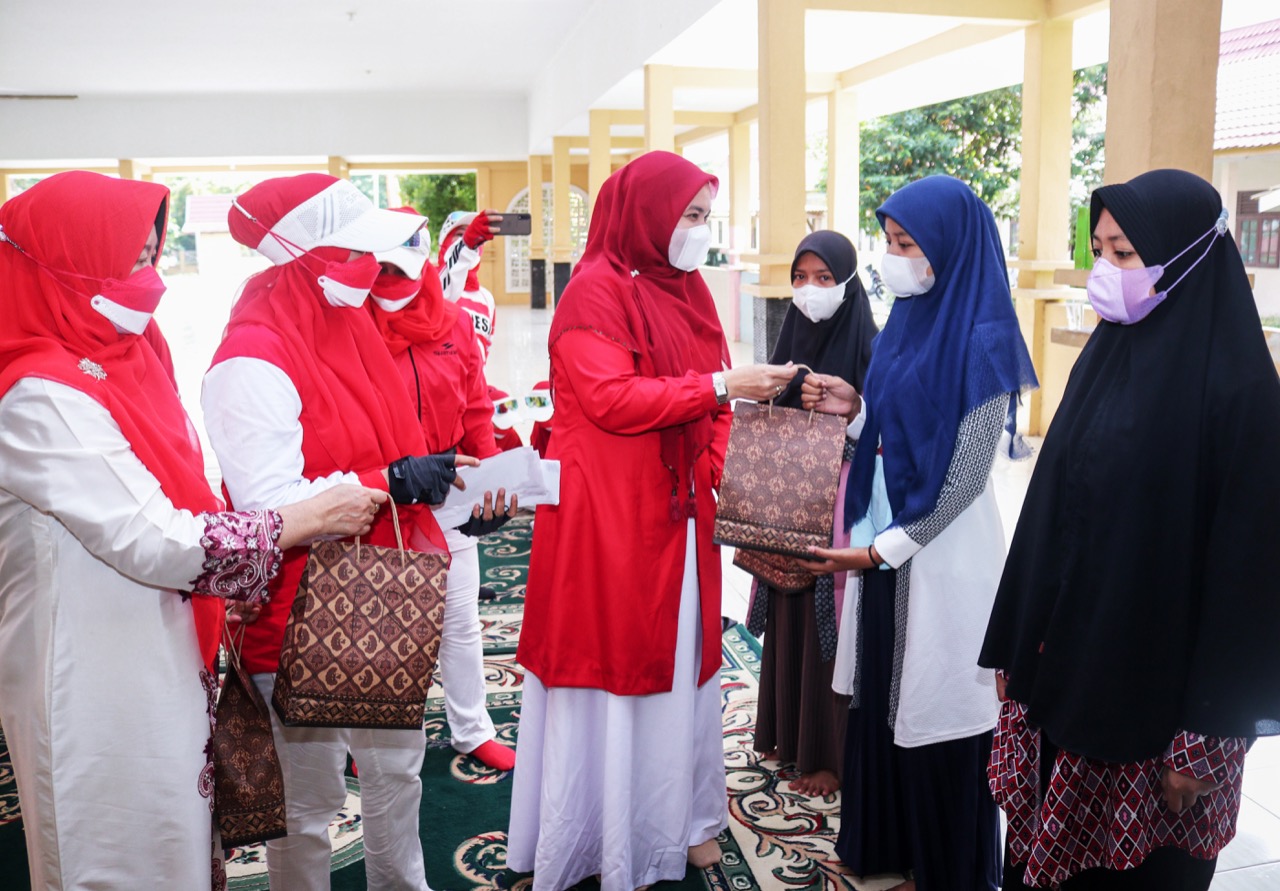 HUT RI 76, Dekranasda Siak Salurkan Bantuan di Panti Asuhan
