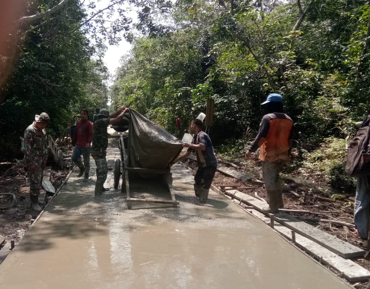 Jalan Parit Medan Api api  Dibangun Untuk Silahturahmi TNI Dengan Masyarakat