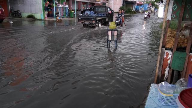 Diguyur Hujan Selama Satu Jam, Jalan M Ali Kebanjiran