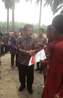 Menteri Agraria Sofyan Djalil, Serahkan Sertifikat Tanah