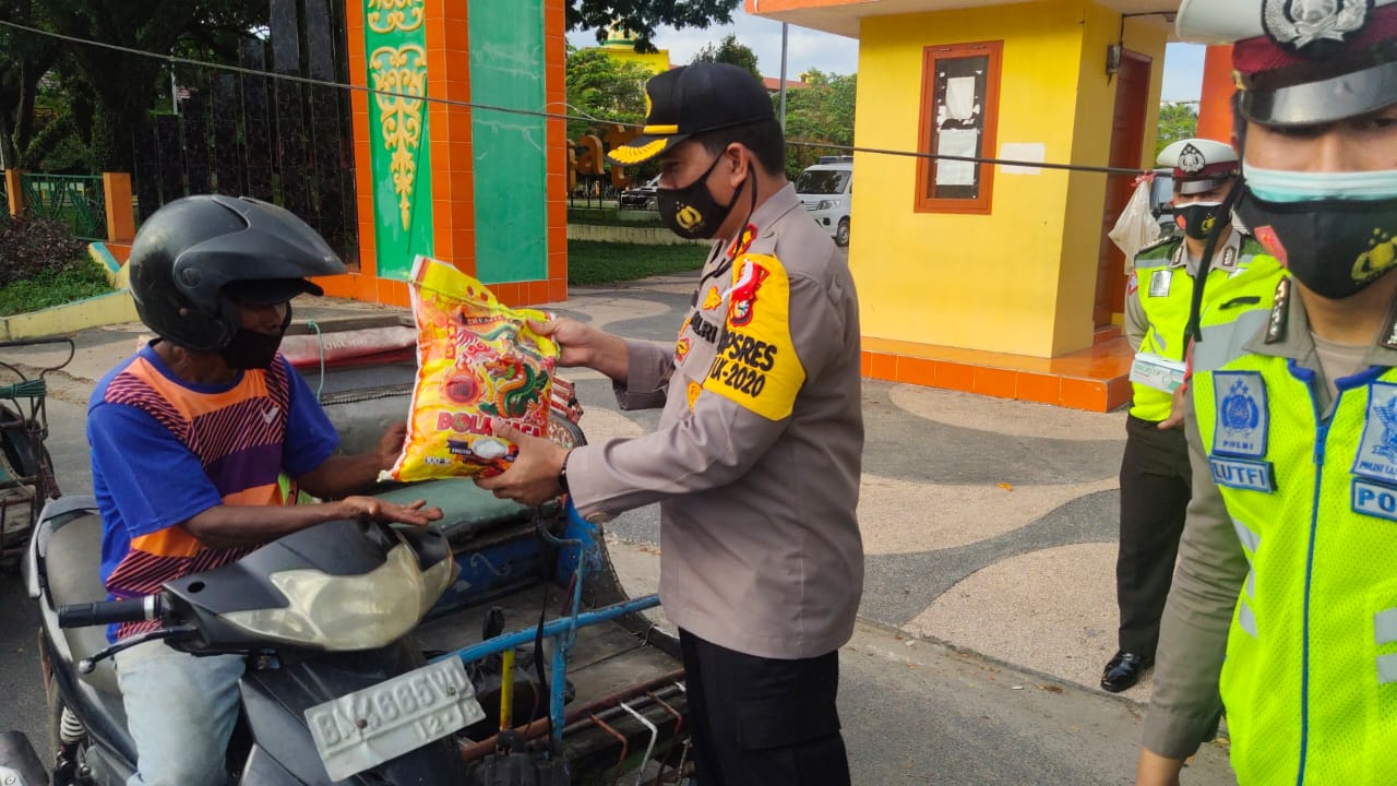 Gelar OPS Zebra LK 2020, Kapolres Inhu Edukasi 4M dan Bagi Sembako