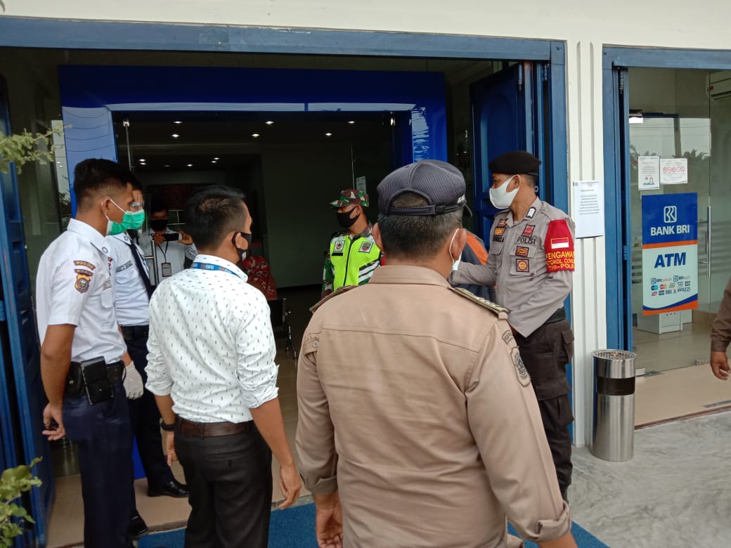 Tegakkan Disiplin Prokes, Serda Purnomo Sisir Toko Maupun Rumah Makan di KM 11 Koto Gasib