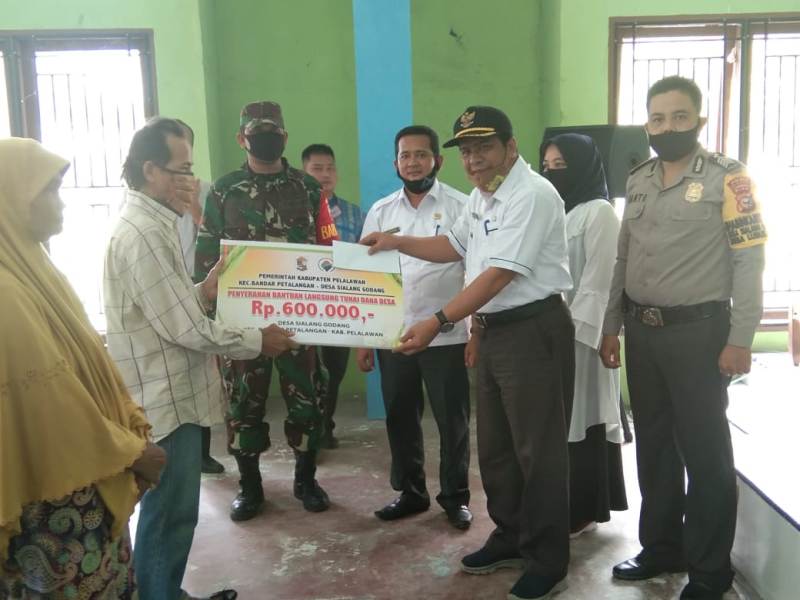 PemDes Sialang Godang Bagikan BLT-DD Tahap I