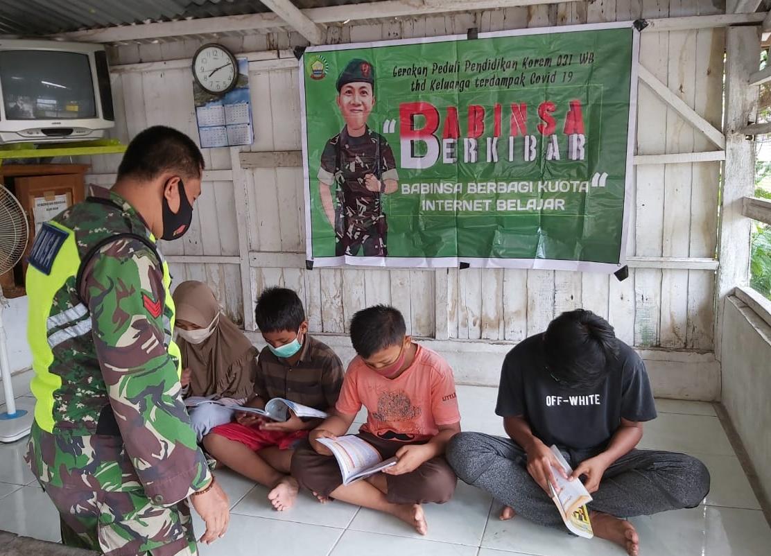 Tanpa Lelah, Koptu Dedi Harianto Bimbing Siswa Keranji Guguh Untuk Belajar Daring