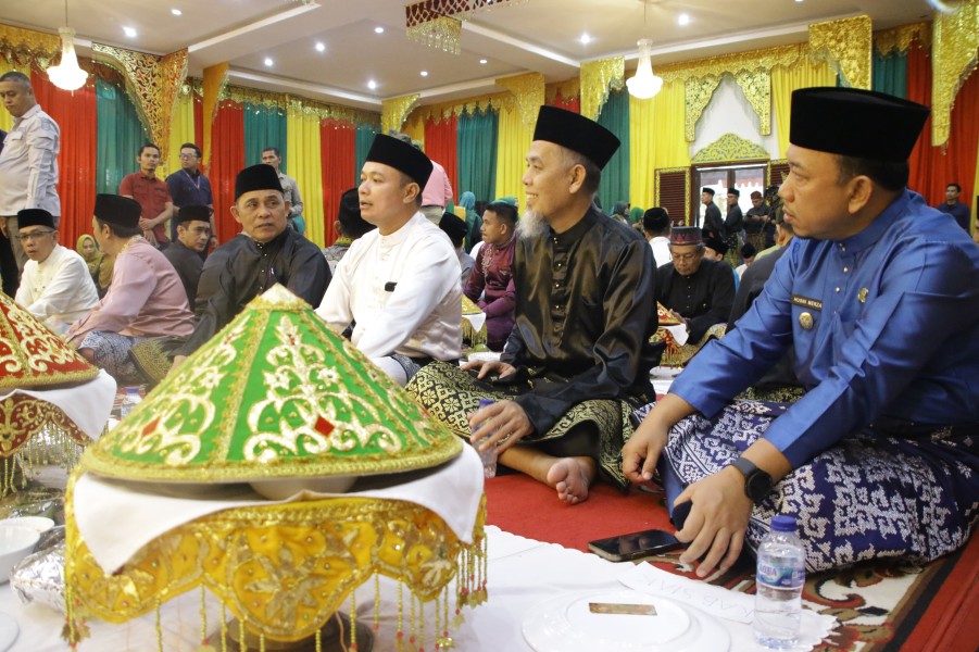 Wabup Husni Tamrin Hadiri Acara Adat Tepuk Tepung Tawar Menteri Kehutanan Raja Juli Antoni