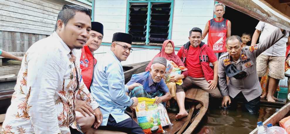 Bupati Pelalawan H Zukri Serahkan Bantuan 1.310 Paket di Kecamatan Pelalawan