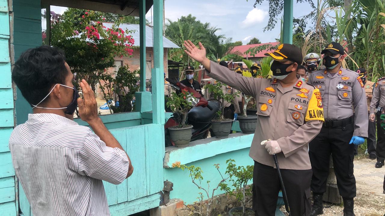 Didampingi Budhi Yuwono, Polres Siak Berikan Sembako ke Warga Isolasi Mandiri di Tualang