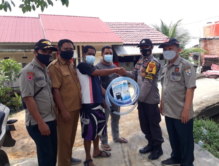 Bhabinkamtibmas Serahkan Bantuan Pompa Kepada Korban Banjir di Kelurahan Kerinci Kota