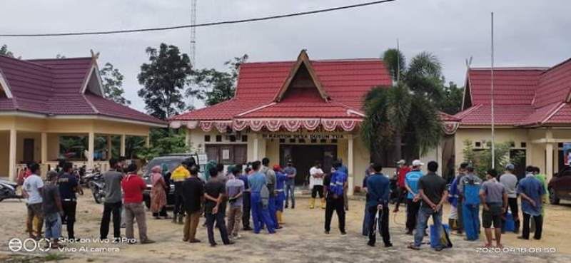 Pemdes Dusun Tua Lakukan Penyemprotan Disinfektan dan Pembagian Masker ke Masyarakat 