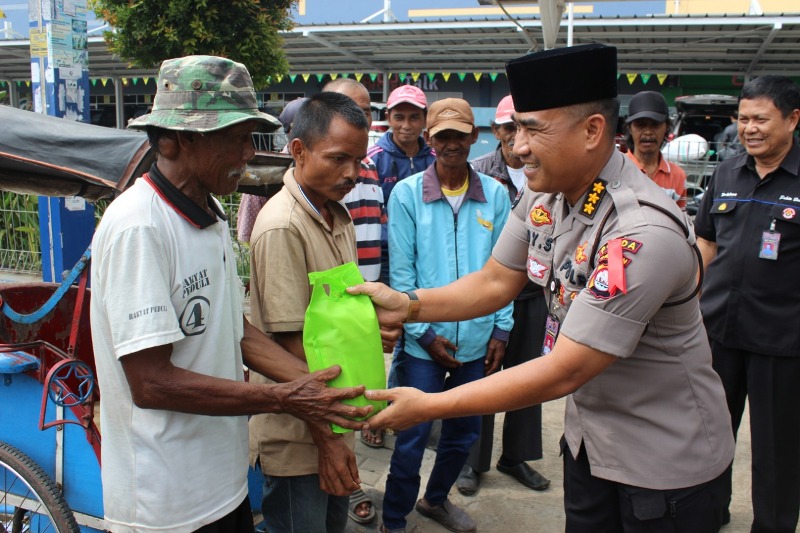 Kabid Humas Polda Banten bersama tim Jum'at Barokah, Sambangi Tukang Becak