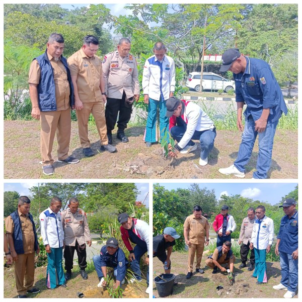 Peringati Hari Lingkungan Hidup 2026, Senator Abdul Hamid dan PWI Pelalawan Tanam Pohon Buah di Kantor PWI
