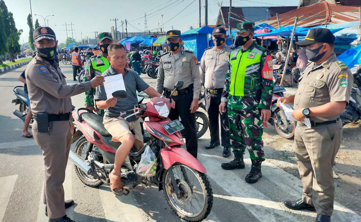 Sisir 3 Lokasi, Serda Sarju Sampaikan Prokes