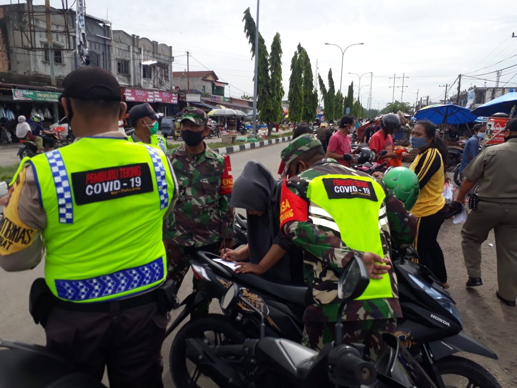 Disiplinkan Masyarakat Di Pasar Tuah Serumpun, Pelanggar Prokes Buat Pernyataan