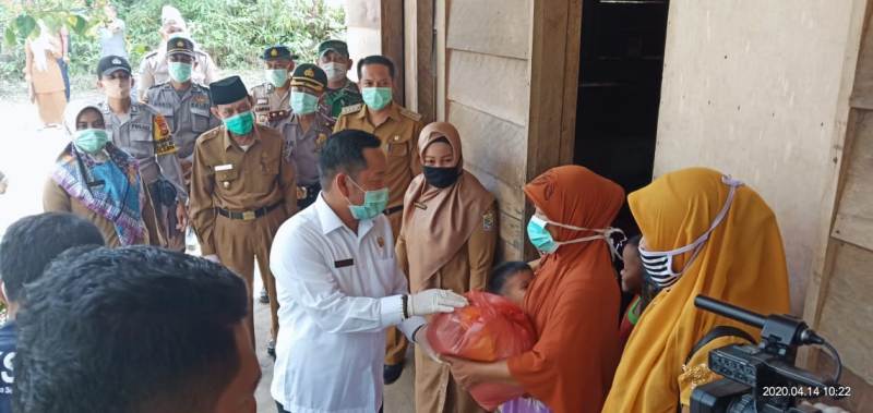 Atasi Dampak Covid-19, Pemkab Pelalawan Bagikan Sembako ke Masyarakat