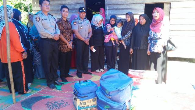 Polisi Peduli, IPTU Fajri Berikan Bantuan Kepada Andini Dan Adiknya