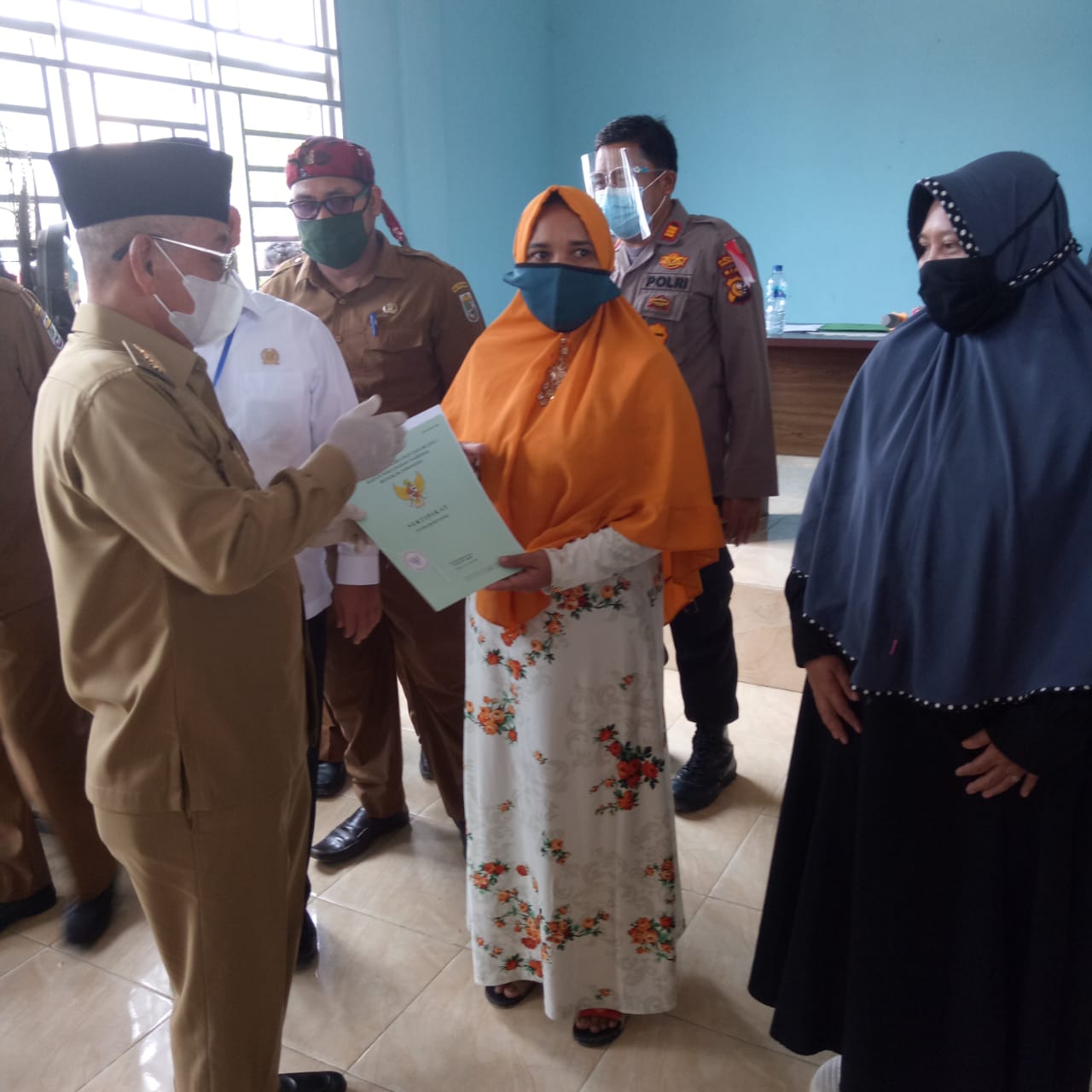 Bupati Pelalawan Bagi Bagi BLT dan Sertifikat Tanah Kecamatan Bandar Seikijang