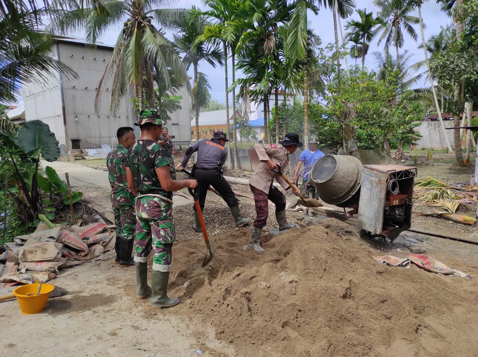 Satgas TMMD ke 115 Kodim 0313/KPR Gesa Pengerjaan Semenisasi Jalan di Teluk Meranti