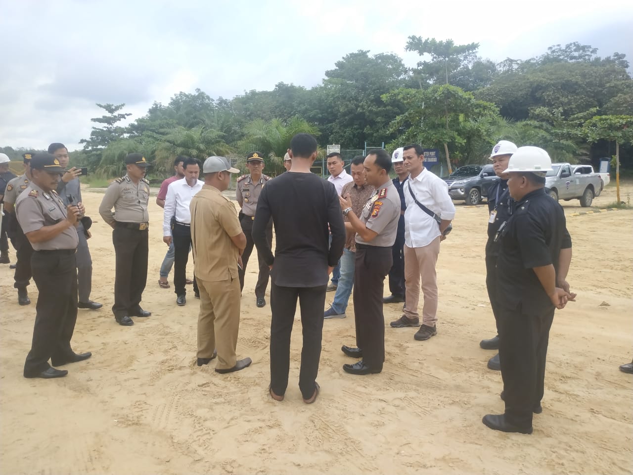 Puluhan Massa Tuntut Cevron Mengganti Rugi Lahan Terkena Limbah Perusahaan