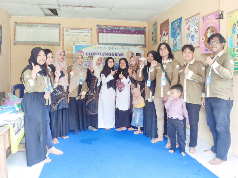 Berantas Stunting, Kukerta UNRI Pinang Sebatang Bagikan Brosur