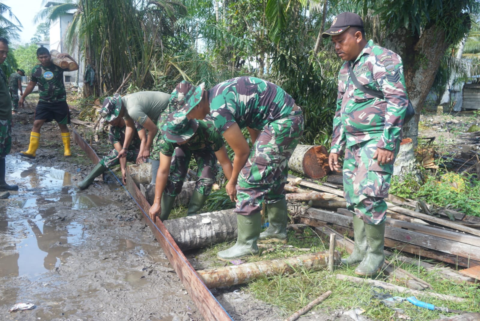 Satgas TMMD ke- 115 Kodim 0313/KPR Semenisasi Jalan Menuju SDN 013 Teluk Meranti