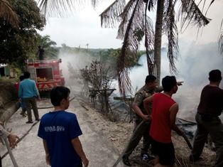 Ditinggal Pemiliknya, Sebuah Rumah di KM 43 Kiyab Jaya Ludes Disantap Api