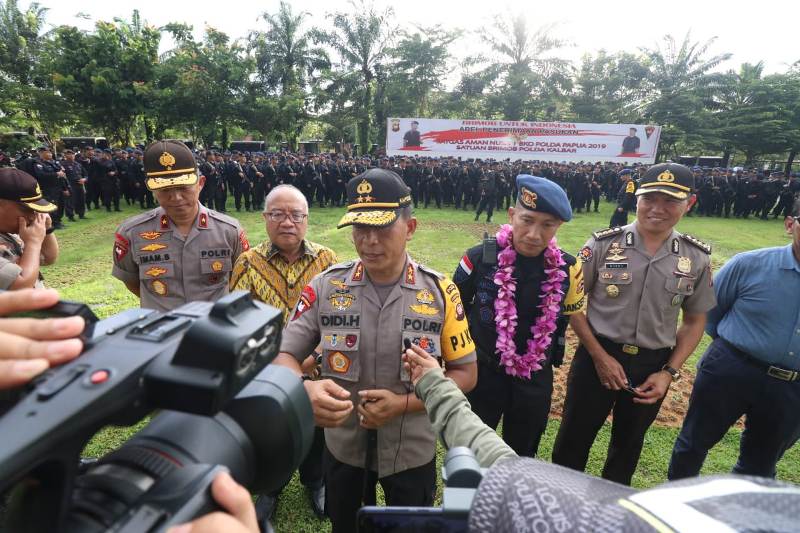 Dengan Penuh Kebanggaan, Kapolda Kalbar Sambut Personel Sat Brimob Yang Baru Kembali Dari Papua