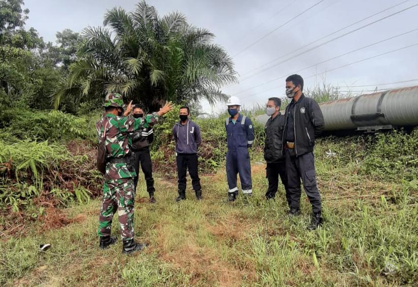 Sertu Ardian Agus Cek Kebun Warga Yang Dinilai Rawan Karhutla