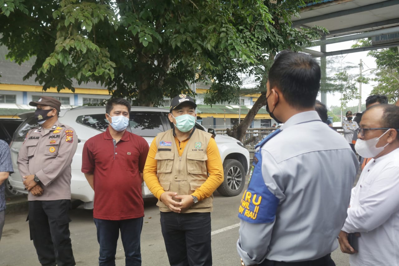 Tinjau Posko PPKM level 4 Sungai Apit, Husni Serahkan Bantuan