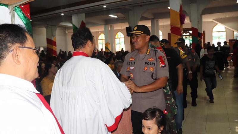 Kabid Humas Polda Banten Sambangi Jamaat Gereja Yang Laksanakan Ibadah Natal