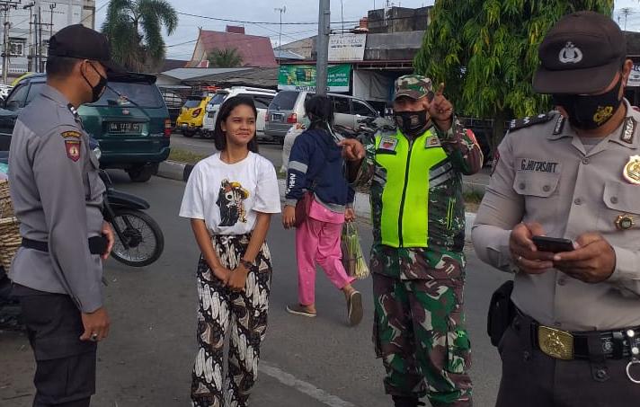 Terjaring Tidak Gunakan Masker, Tiga Warga Dihukum Mengutip Sampah