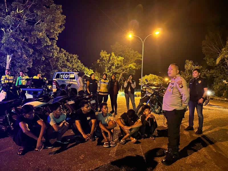 Antisipasi Gangguan Kamtibmas, Waka Polres Pelalawan Pimpin Patroli Blue Light