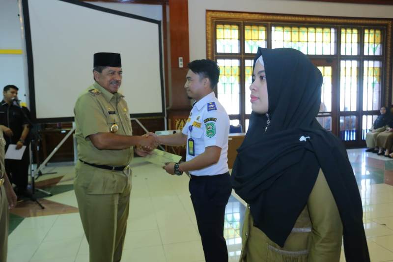 Alfedri Serahkan SK Pengangkatan PNS Formasi Umum Tahun 2018 dan STTD Dilingkungan Pemkab Siak